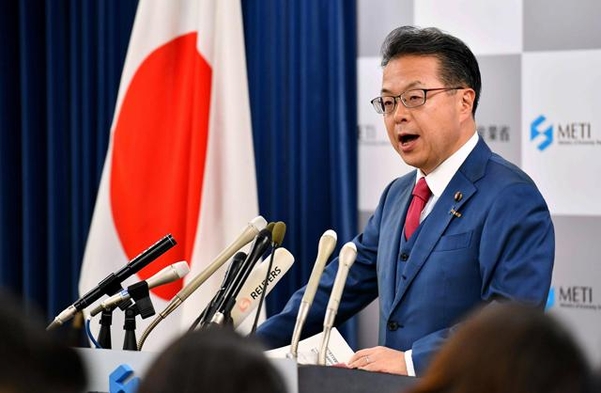 세코 히로시게 일본 경제산업상이 2일 오전 각의 후 기자회견을 통해 한국을 백색국가에서 제외한 결정에 대해 설명하고 있다./ AFP 연합뉴스
