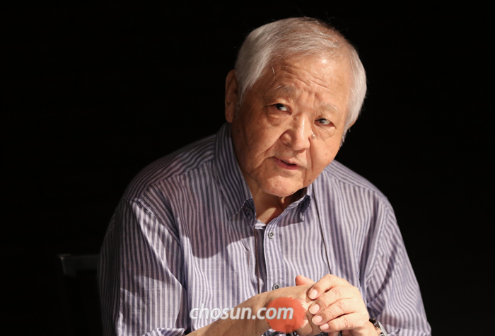 연극 연출가 임영웅은 “‘고도를 기다리며’는 나와 배우, 그리고 관객이 반세기 동안 함께 나이 들며 만들어온 연극”이라고 했다.