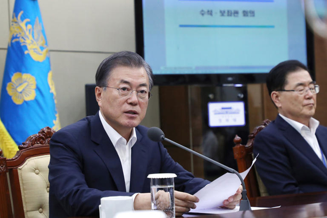 문재인 대통령이 5일 오후 청와대에서 수석·보좌관 회의를 주재하고 있다. 지난 2일 일본 화이트리스트 관련 긴급 국무회의 소집 후 사흘 만의 공식 회의 발언이다 /연합뉴스