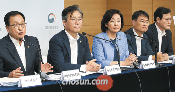 5일 오전 정부 서울청사에서 열린 '소재·부품·장비 경쟁력 강화 방안' 합동 브리핑에서 유영민 과학기술정보통신부 장관(왼쪽부터), 성윤모 산업통상자원부 장관, 박영선 중소벤처기업부 장관, 윤종인 행정안전부 차관, 최종구 금융위원장이 핵심 품목의 독립 방안에 차례대로 설명을 하고 있다.