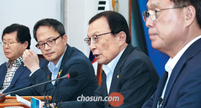 이해찬(오른쪽에서 둘째) 더불어민주당 대표가 5일 국회에서 열린 민주당 최고위원회의에서 발언을 하고 있다.