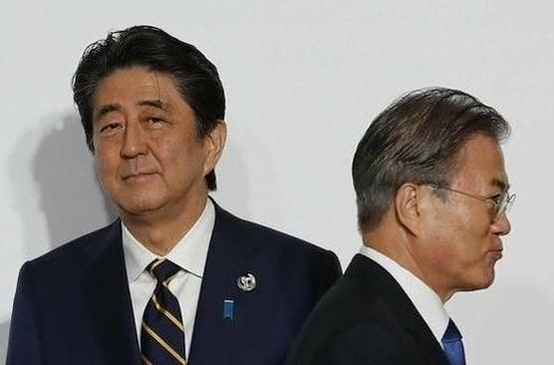 문재인 대통령(오른쪽)과 아베 신조 일본 총리가 지난 6월 일본 오사카에서 열린 G20 정상회의에서 서로를 스쳐지나가고 있다. /연합뉴스