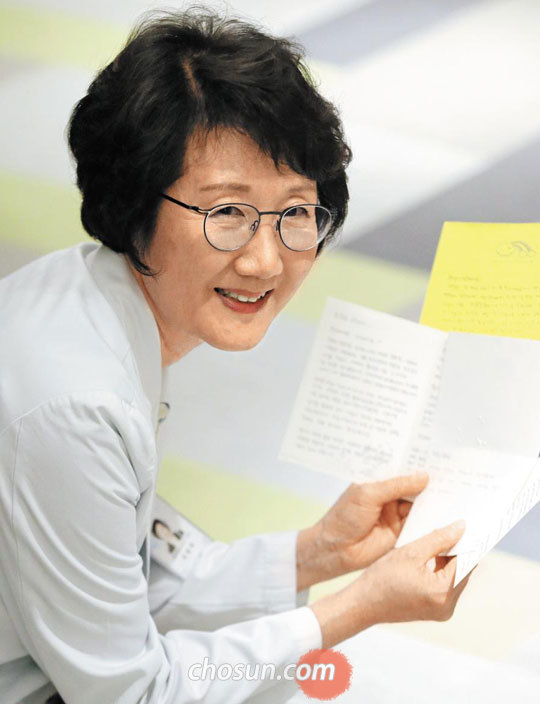 지난 6일 경기도 분당차병원에서 최동희 교수가 난임 여성이 보내온 편지를 펼쳐 보이고 있다