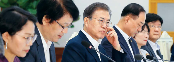 文대통령, 경제자문회의 - 문재인 대통령이 8일 청와대 본관에서 국민경제자문회의를 주재하던 도중 안경을 고쳐 쓰고 있다. 왼쪽부터 차미숙 민생경제분과 위원, 이제민 국민경제자문회의 부의장, 문 대통령, 홍남기 경제부총리 겸 기획재정부 장관, 정경희 민생경제분과 위원, 황성현 거시경제분과 위원.