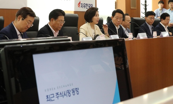 자유한국당 나경원 원내대표가 9일 오전 여의도 한국거래소를 방문, 금융시장 점검 현장간담회를 하고 있다./연합뉴스