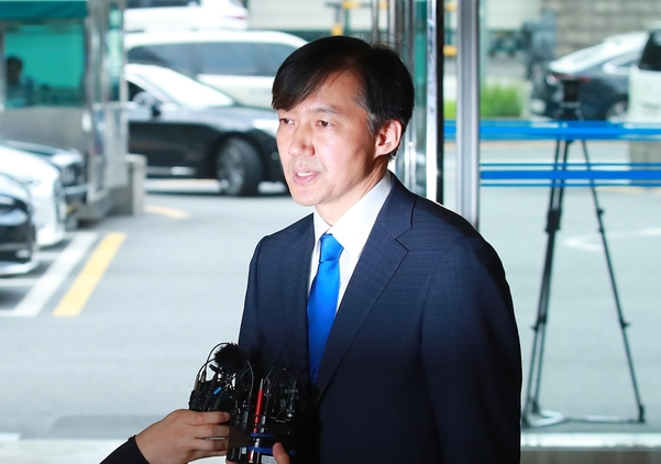 9일 개각에서 법무부 장관 후보자로 지명된 조국 전 청와대 민정수석이 이날 오후 서울 종로구 적선현대빌딩에서 소감을 밝히고 있다. /연합뉴스