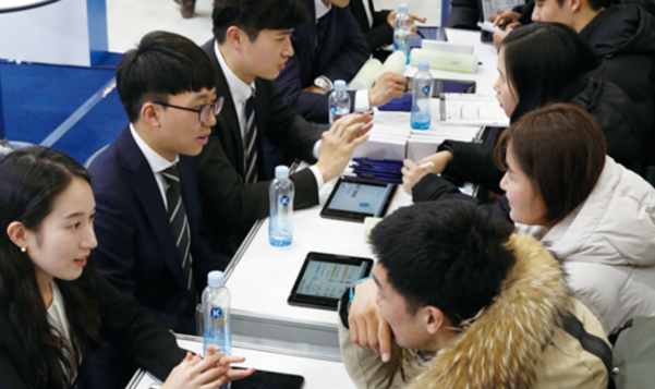 취업박람회에서 상담받는 청년들/조선DB