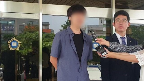 12일 오전 제주지법에서 열린 고유정의 첫 재판이 끝난 뒤, 피해자 강모(36)씨의 남동생이 심경을 밝히고 있다. /박소정 기자