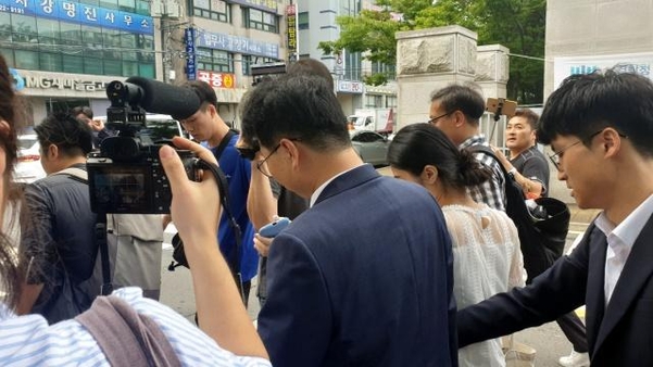 12일 오전 제주지법에서 열린 고유정의 첫 재판을 마친 뒤, 고유정 측 변호인이 취재진의 인터뷰를 피하며 법원을 빠져나가고 있다. /제주=박소정 기자