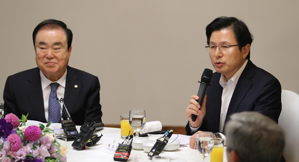 자유한국당 황교안 대표(오른쪽)가 12일 국회 사랑재에서 열린 문희상(왼쪽) 국회의장 주최 초월회 오찬 간담회에서 발언하고 있다./연합뉴스