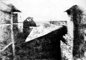 니세포르 니엡스, 르그라의 창으로 내다본 풍경, 1826~27년경, 백랍 위에 역청, 미국 오스틴의 해리 랜섬 센터 소장.