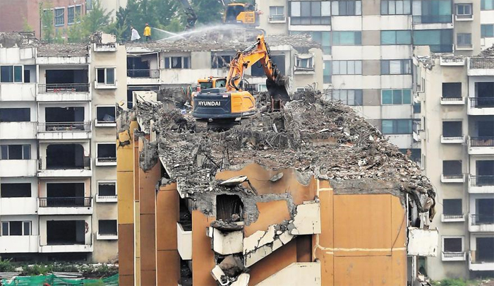 5900가구 이미 철거중인데… 12일 오후 서울 강동구 둔촌주공아파트단지 재건축을 위한 철거 작업이 한창인 모습. 5930가구를 1만2000가구 규모로 재건축하는 둔촌주공은 2년 전 관리처분 인가를 받아 종전까지는 분양가 상한제 대상이 아니었지만, 정부의 분양가 상한제 개정으로 타깃이 될 가능성이 커졌다. 수익성 악화로 위기에 놓인 둔촌주공조합은 13일 긴급이사회를 열고 대응책을 논의할 계획이다.