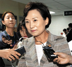 김현미 국토교통부 장관이 12일 국회 의원회관에서 열린 당정협의회를 마치고 나오면서 기자들의 질문을 받고 있다.
