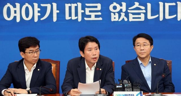더불어민주당 이인영(가운데) 원내대표가 13일 오전 국회에서 열린 원내대책회의·상임위간사단 연석회의에서 발언하고 있다. /연합뉴스