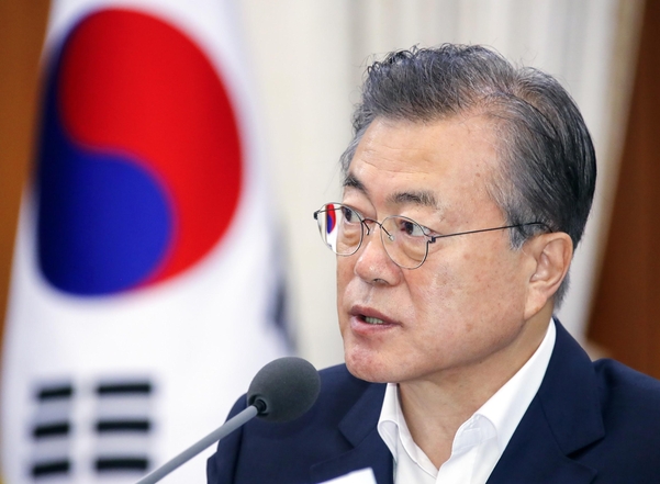 문재인 대통령이 13일 오전 청와대에서 열린 국무회의를 주재하고 있다. /연합뉴스