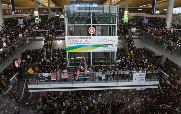 홍콩국제공항이 12일 ‘범죄인 인도 법안(송환법)’에 반대하는 홍콩 시위대에 점거된 모습. /AFP연합뉴스