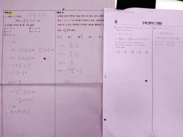 특정 학생들에게만 배포된 유인물에서 출제된 광주 고려고 3학년 기말고사 문제. 사전 배포된 유인물(왼쪽)의 4번 문제와 실제 기말고사 16번 문제가 일치한다. / 연합뉴스