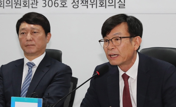 13일 오후 국회 의원회관에서 열린 더불어민주당의 '일본수출규제 대응 당정청 상황점검 및 대책위원회 1차 회의'에서 김상조(오른쪽) 청와대 정책실장이 모두발언하고 있다. 왼쪽은 민주당 최재성 의원. /연합뉴스