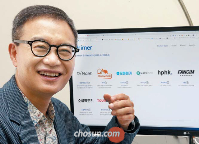 권도균 프라이머 대표가 서울 서초구 사무실에서 자신이 투자한 기업들에 대해 설명하고 있다. 권 대표는 “투자를 판단하는 가장 큰 기준은 사람”이라며 “여기에 고객과 시장이 받아들일 사업 모델을 갖춘 창업자에게 투자한다”고 했다.