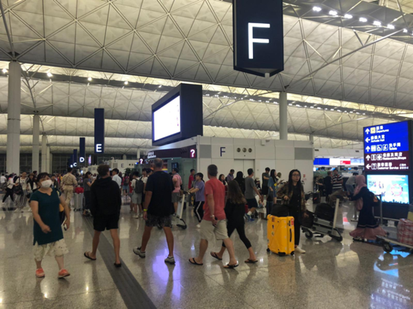 지난 13일부터 이어진 시위대와 경찰 간 충돌이 마무리되면서 이날 오전 홍콩국제공항 대부분의 항공편이 정상 운항에 들어갔다. /CNN