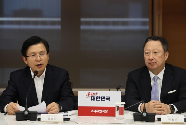 자유한국당 황교안 대표(왼쪽)가 14일 오전 서울 중구 대한상공회의소에서 열린 정책간담회에서 모두발언을 하고 있다. 오른쪽은 박용만 대한상의 회장./연합뉴스
