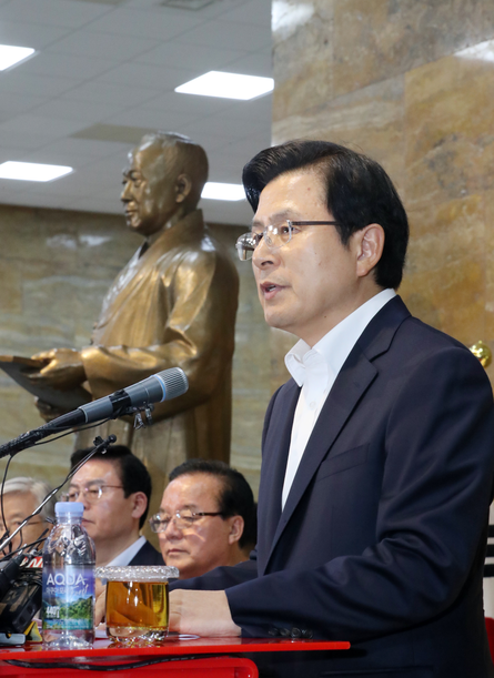 자유한국당 황교안 대표가 14일 오후 국회 로텐더홀에서 광복절 대국민 담화문을 발표하고 있다./연합뉴스