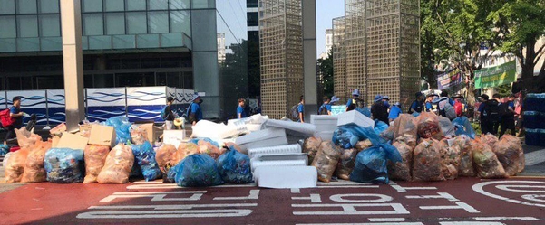민주노총 밤샘 집회가 끝난 지난 6일 오전 9시 30분쯤 서울 강남구 삼성전자 서초사옥 앞 인도에 쓰레기가 쌓여있다. /민영빈 인턴 기자