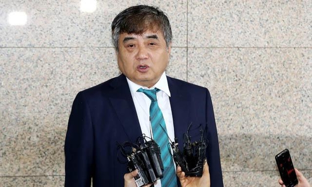 한상혁 방송통신위원장 후보자가 지난 12일 오전 경기 과천시 한 오피스텔에 마련된 청문회 준비 사무실로 출근하며 취재진의 질문에 답변하고 있다. /뉴시스