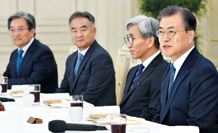 문재인 대통령이 14일 청와대 본관에서 열린 국정과제위원장 초청 오찬 간담회에서 인사말을 하고 있다.