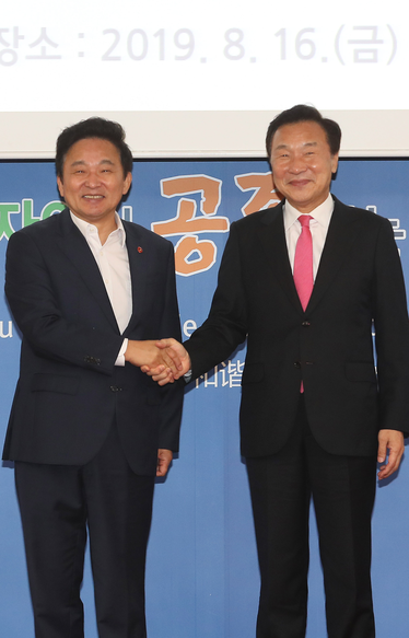 16일 오전 제주도청 삼다홀에서 열린 '제주도-바른미래당 정책협의회'에서 손학규 바른미래당 대표(오른쪽)와 원희룡 제주지사가 악수하며 포즈를 취하고 있다./연합뉴스