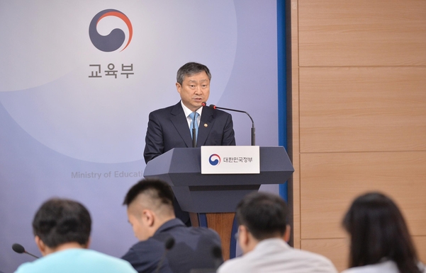 박백범 교육부 차관이 14일 오후 서울 종로구 정부서울청사 브리핑룸에서 ‘2021년 대학 기본역량 진단 기본계획 시안’을 발표하고 있다./교육부 제공