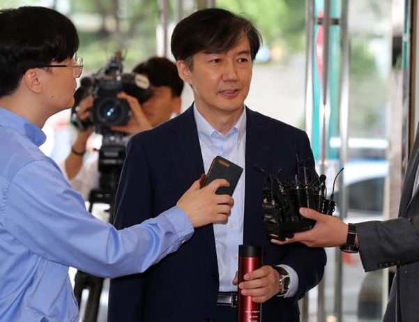 조국 법무부 장관 후보자가 16일 오전 서울 종로구 적선현대빌딩에 마련된 인사청문회 준비 사무실로 출근하며 취재진의 질문에 답하고 있다. /뉴시스