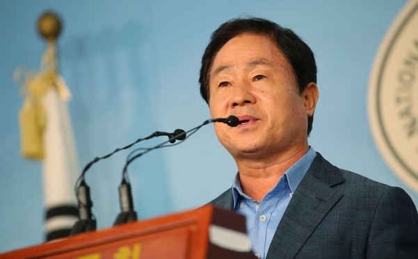 자유한국당 주광덕 의원이 16일 국회에서 조국 법무부 장관 후보자 일가의 학교법인 웅동학원과 관련해 의혹을 제기하는 회견을 갖고 있다. /연합뉴스