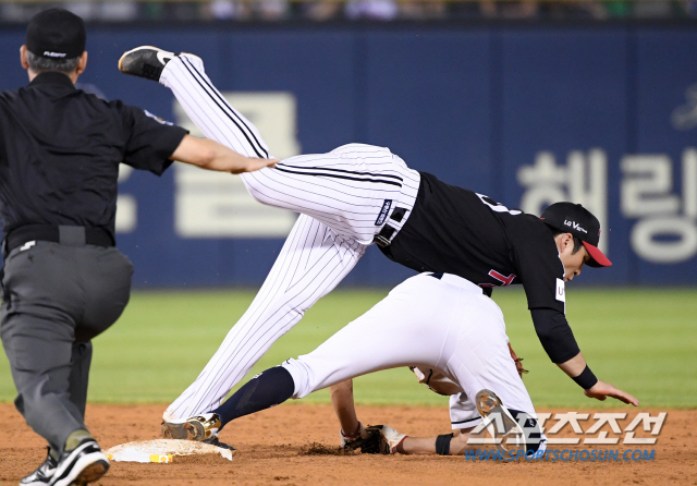 두산 베어스와 LG 트윈스의 2019 KBO 리그 경기가 16일 잠실구장에서 열렸다. 4회말 2사 1루 두산 페르난데스 타석때 1루주자 정수빈이 2루 도루를 성공하고 있다. LG 유격수는 오지환. 잠실=허상욱 기자 wook@sportschosun.com/2019.08.16/