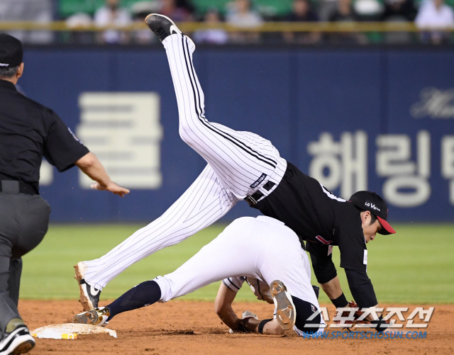 두산 베어스와 LG 트윈스의 2019 KBO 리그 경기가 16일 잠실구장에서 열렸다. 4회말 2사 1루 두산 페르난데스 타석때 1루주자 정수빈이 2루 도루를 성공하고 있다. LG 유격수는 오지환. 잠실=허상욱 기자 wook@sportschosun.com/2019.08.16/