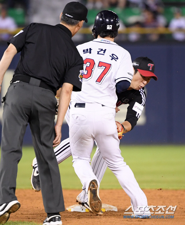 두산 베어스와 LG 트윈스의 2019 KBO 리그 경기가 16일 잠실구장에서 열렸다. 4회말 1사 1루 두산 정수빈 타석때 1루주자 박건우가 2루 도루를 실패하고 있다. 잠실=허상욱 기자 wook@sportschosun.com/2019.08.16/