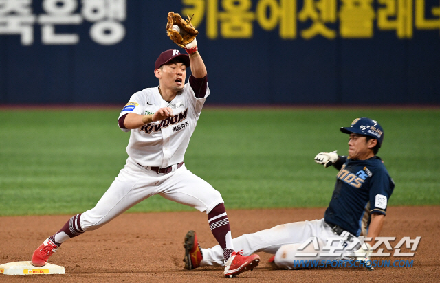 2019 KBO리그 키움 히어로즈와 NC 다이노스의 경기가 16일 오후 서울 고척스카이돔에서 열렸다. 4회초 1사 1루 NC 스몰린스키의 타구를 키움 서건창이 2루 포스아웃 시키고 있다. 고척=박재만 기자 pjm@sportschosun.com/2019.08.16/