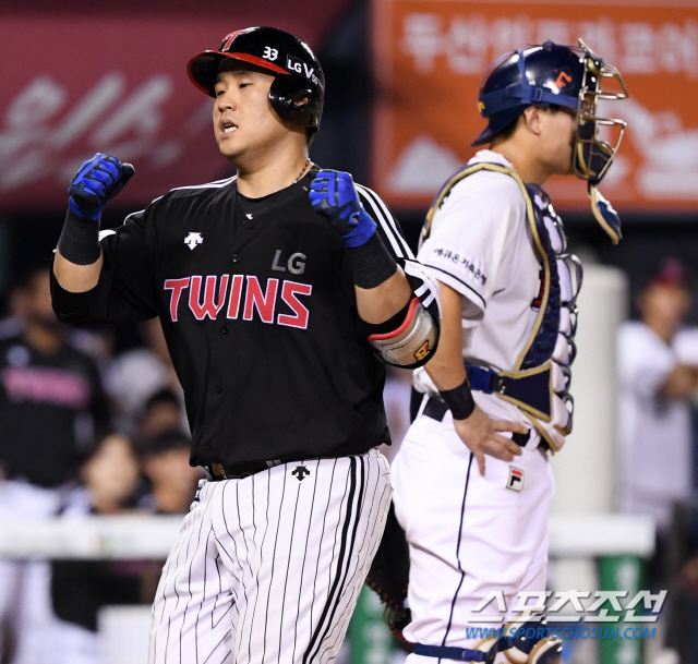 두산 베어스와 LG 트윈스의 2019 KBO 리그 경기가 16일 잠실구장에서 열렸다. 5회초 LG 유강남이 좌월 솔로홈런을 날리고 홈인하고 있다. 잠실=허상욱 기자 wook@sportschosun.com/2019.08.16/