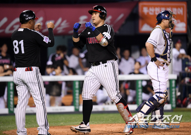 두산 베어스와 LG 트윈스의 2019 KBO 리그 경기가 16일 잠실구장에서 열렸다. 5회초 LG 유강남이 좌월 솔로홈런을 날리고 홈인하고 있다. 잠실=허상욱 기자 wook@sportschosun.com/2019.08.16/