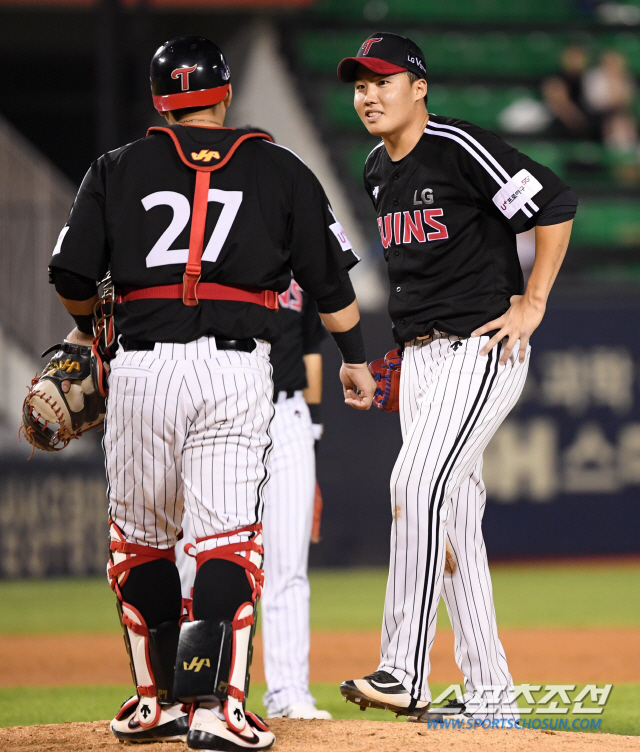 두산 베어스와 LG 트윈스의 2019 KBO 리그 경기가 16일 잠실구장에서 열렸다. 5회말 LG 임찬규가 마운드를 내려가고 있다. 잠실=허상욱 기자 wook@sportschosun.com/2019.08.16/