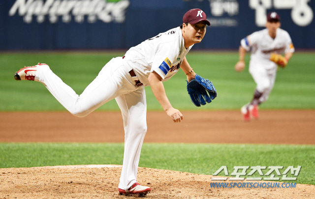 2019 KBO리그 키움 히어로즈와 NC 다이노스의 경기가 16일 오후 서울 고척스카이돔에서 열렸다. 4회초 키움 김동준이 역투하고 있다. 고척=박재만 기자 pjm@sportschosun.com/2019.08.16/