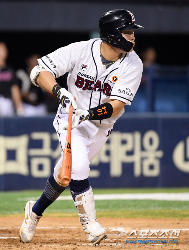 두산 베어스와 LG 트윈스의 2019 KBO 리그 경기가 16일 잠실구장에서 열렸다. 5회말 1사 1,2루 두산 박세혁이 중견수 앞 1타점 적시타를 치고 있다. 잠실=허상욱 기자 wook@sportschosun.com/2019.08.16/