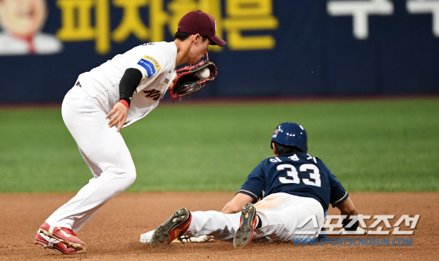 2019 KBO리그 키움 히어로즈와 NC 다이노스의 경기가 16일 오후 서울 고척스카이돔에서 열렸다. 6회초 2사 1루 NC 이명기의 도루 시도를 키움 김혜성이 태그아웃 시키고 있다. 고척=박재만 기자 pjm@sportschosun.com/2019.08.16/