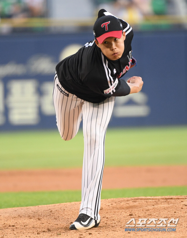 두산 베어스와 LG 트윈스의 2019 KBO 리그 경기가 16일 잠실구장에서 열렸다. LG 선발투수 임찬규가 힘차게 공을 던지고 있다. 잠실=허상욱 기자 wook@sportschosun.com/2019.08.16/