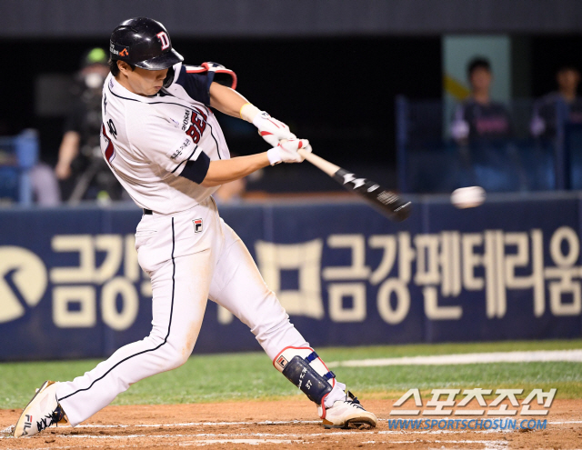두산 베어스와 LG 트윈스의 2019 KBO 리그 경기가 16일 잠실구장에서 열렸다. 6회말 두산 박건우가 좌익수 앞 안타를 치고 있다. 잠실=허상욱 기자 wook@sportschosun.com/2019.08.16/