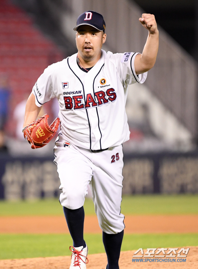 두산 베어스와 LG 트윈스의 2019 KBO 리그 경기가 16일 잠실구장에서 열렸다. 6회초 1사 1,2루 두산 유희관이 LG 채은성을 병살로 처리하며 환호하고 있다. 잠실=허상욱 기자 wook@sportschosun.com/2019.08.16/