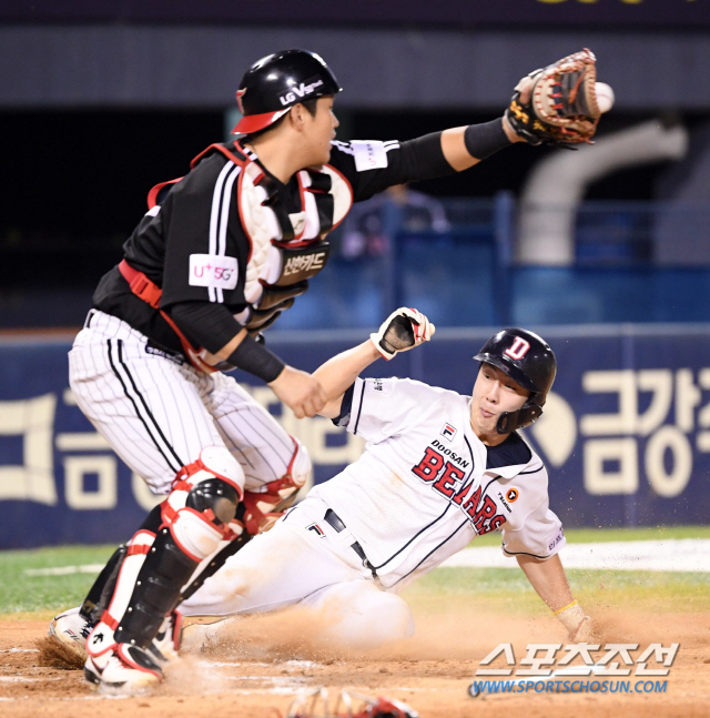 두산 베어스와 LG 트윈스의 2019 KBO 리그 경기가 16일 잠실구장에서 열렸다. 6회말 무사 1,3루 두산 페르난데스의 희생플라이때 3루주자 박건우가 홈으로 파고들어 세이프되고 있다. LG 포수는 유강남. 잠실=허상욱 기자 wook@sportschosun.com/2019.08.16/