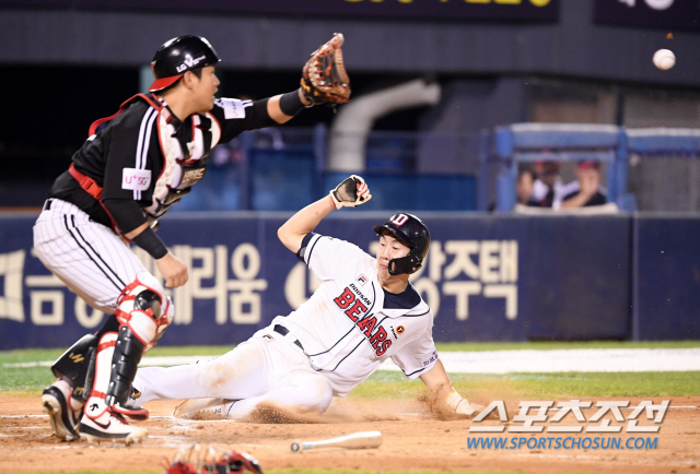 두산 베어스와 LG 트윈스의 2019 KBO 리그 경기가 16일 잠실구장에서 열렸다. 6회말 무사 1,3루 두산 페르난데스의 희생플라이때 3루주자 박건우가 홈으로 파고들어 세이프되고 있다. LG 포수는 유강남. 잠실=허상욱 기자 wook@sportschosun.com/2019.08.16/