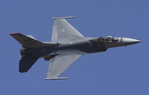 2019년 2월 24일 미국 공군이 F-16 전투기로 비행하는 모습. /AP 연합뉴스