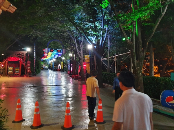16일 대구 달서구 놀이공원 이월드에서 사고가 발생한 현장 입구를 직원들이 통제하고 있다./이승규 기자